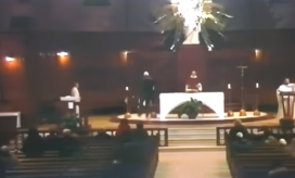 Captura de pantalla Youtube Sacerdote fue apuñalado en vivo mientras oficiaba misa