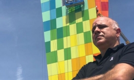 Foto del millonario Christian Daes, en el monumento 'La ventana al Mundo', construida por su empresa, Tecnoglass