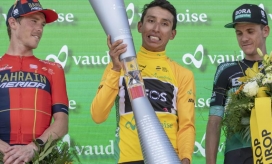 Egan Bernal celebra junto con Rohan Dennis (Australia) y Patrick Konrad (Austria), segundo y tercer lugar respectivamente.