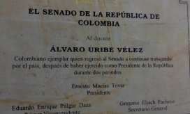 El Tiempo Placa en homenaje a Uribe puesta por Ernesto Macías en el Congreso