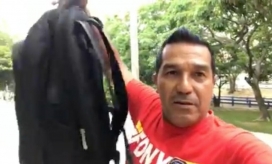  Checo Acosta recuperó morral con sus canciones.