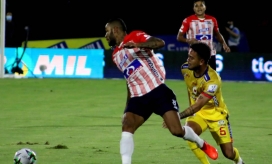 Freddy Hinestroza disputando el balón con Daniel Rojano.