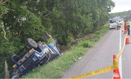 El vehículo quedó a un lado de la vía.