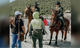 Autoridades en playa Cabo Tortuga.
