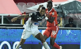 Freddy Hinestroza disputando el balón con Santiago Moreno.