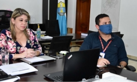 Alcaldesa recibiendo el anuncio de la donación.