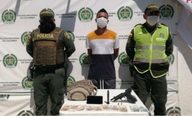 Policía Leonardo Fabio Ceballos Ortiz, capturado junto con un menor de edad.