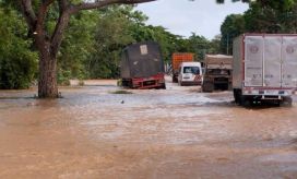 Vía La Cordialidad inundada por arroyos.