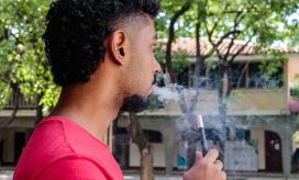 Universidad del Magdalena le pone la lupa a los jóvenes que practican la moda del Vaper.