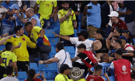 Jugadores uruguayos armaron trifulca con hinchas colombianos en la tribuna