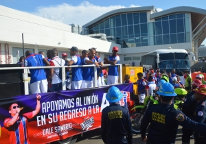 Los jugadores fueron recibidos por la hinchada en el Simón Bolívar.