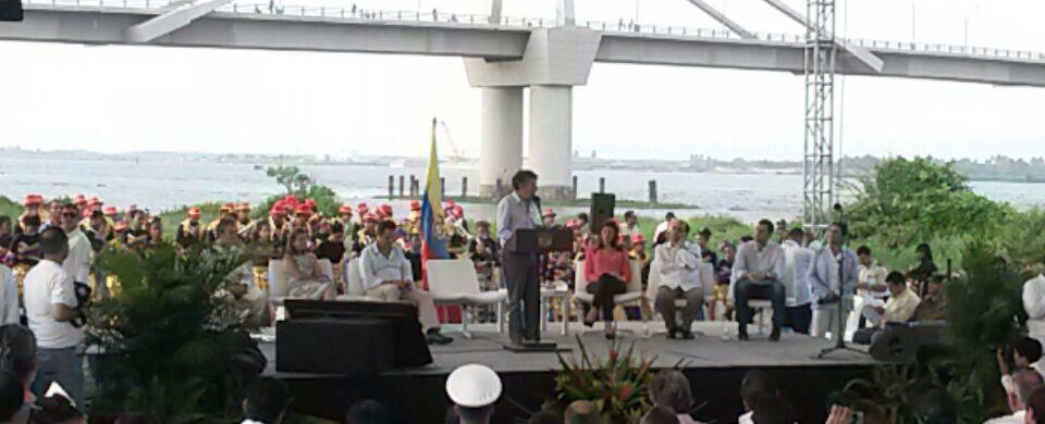 Juan Manuel Santos durante la firma del contrato del nuevo puente Pumarejo.
