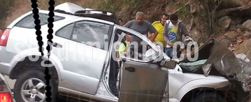 La camioneta quedó a un lado de la carretera.