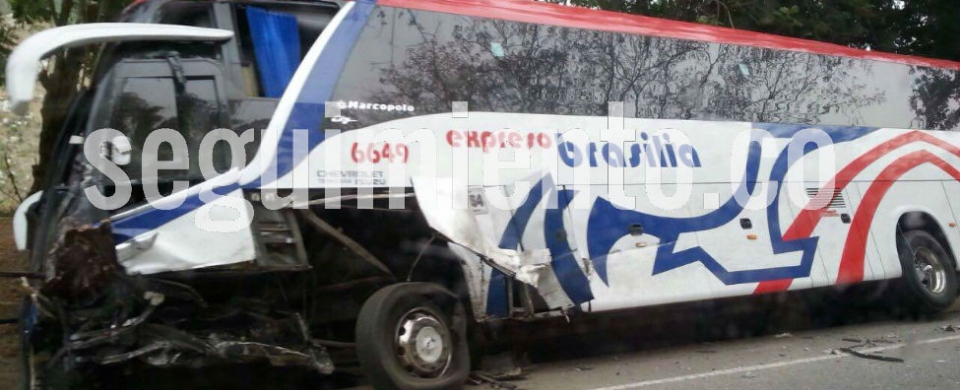 Así quedó el bus de Expreso Brasilia tras el choque contra la camioneta. 