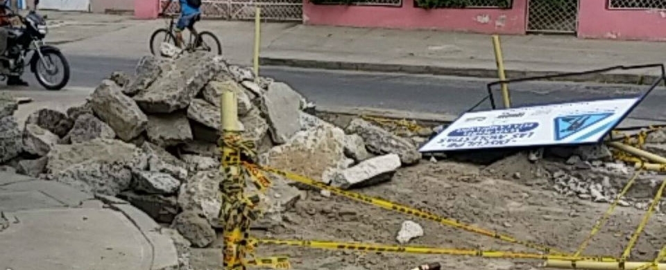 A unas tres cuadras de la vivienda del alcalde de Santa Marta puede verse esta calle destruida por contratistas hace más de 15 días, sin que nadie aparezca ni responda. 