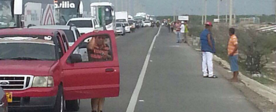 Los pasajeros se bajaban de sus carros ante la demora provocada por el trancón. 