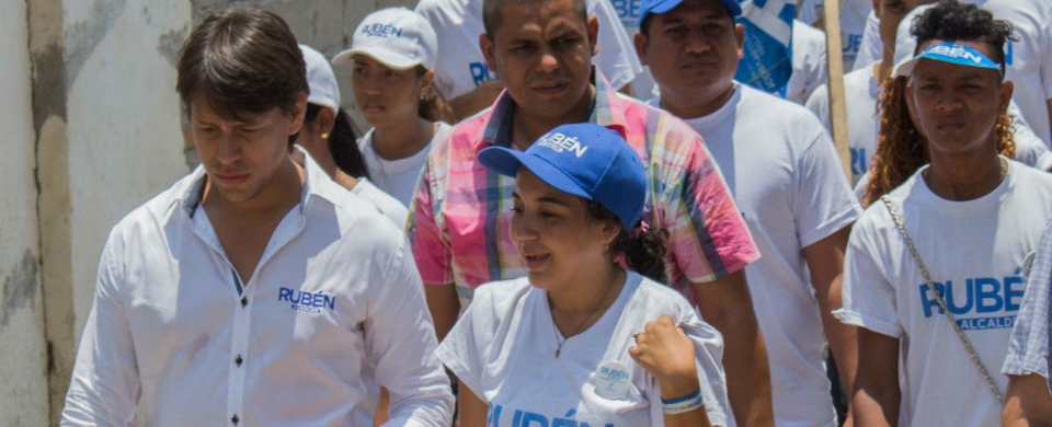 Rubén Darío Jiménez acompañado por jóvenes en visitas de barrios.