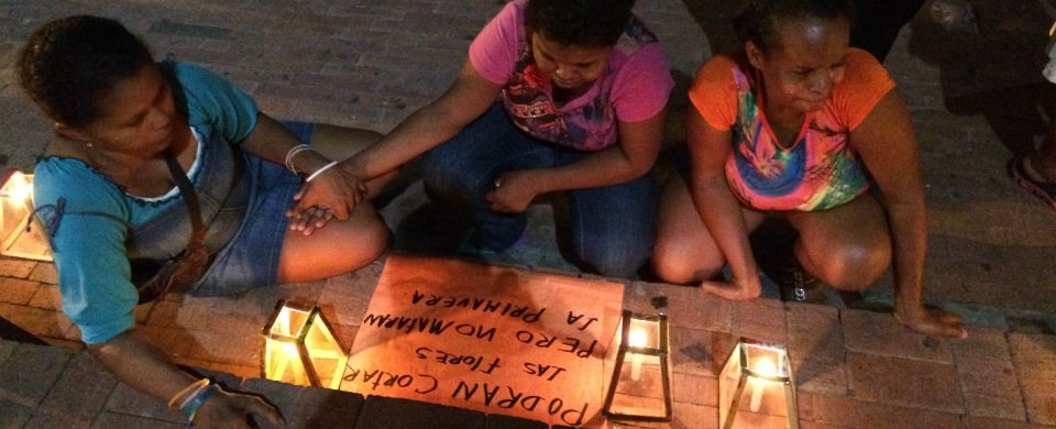 Familiares de víctimas mortales del conflicto recordaron a sus seres queridos en la plaza de la Catedral. 