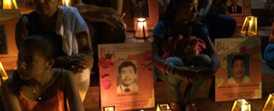 Familiares de víctimas mortales del conflicto recordaron a sus seres queridos en la plaza de la Catedral. 