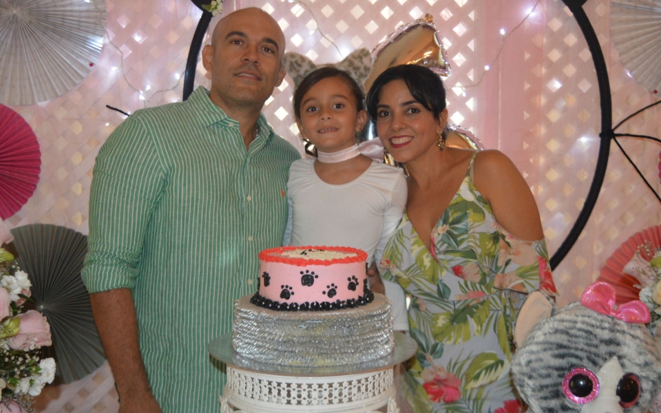 Oscar Mejía-Seguimiento. María Kamila Ovalle Latorre en compañía de sus padres Alberto Ovalle y María Latorre