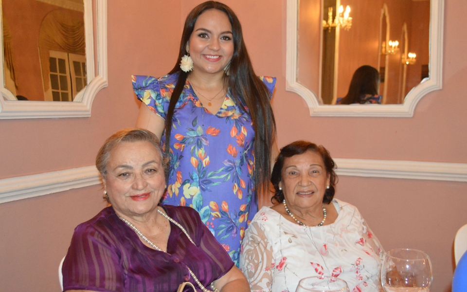 Cristina Miranda en compañía de Francina Lafaurie y Ana Beatriz de Serrano.