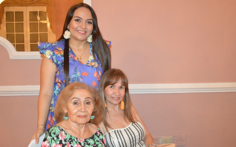 Cristina Miranda, Doris de Barreneche y Mariluz de Martínez.