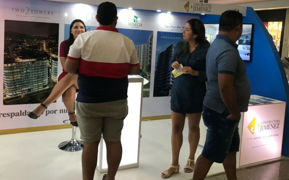 Seguimiento.co Son varias las personas que a esta hora se acercan al Centro Comercial Buenavista a conocer las diferentes propuestas de las constructoras.