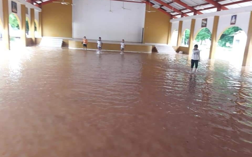 Los estragos no solo sucedieron en Santa Marta. El mal clima afectó otros municipios. En Guamal, un colegio quedó totalmente inundado.