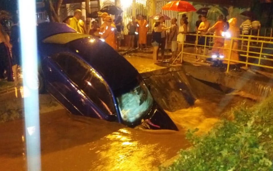 En el barrio El Pando, este carro quedó volcado por cuenta de las lluvias. 