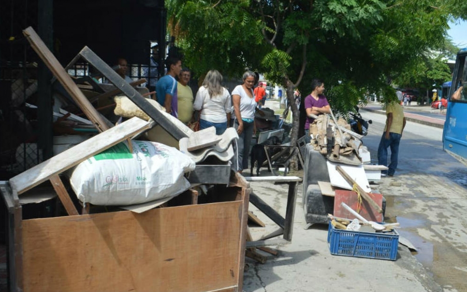 Tejas partidas y escombro generó el aguacero de anoche en Santa Marta. 