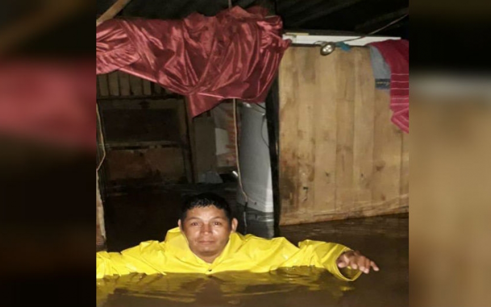 Esta foto muestra la gravedad de la situación. Un hombre en el barrio Corea, con el agua al cuello. 