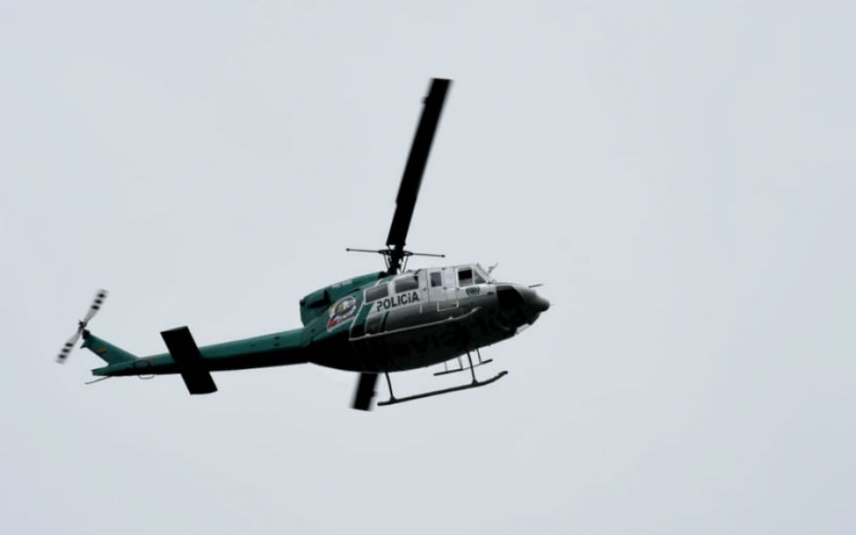 Helicóptero de la Policía, sobrevolando el área rural de Santa Marta.