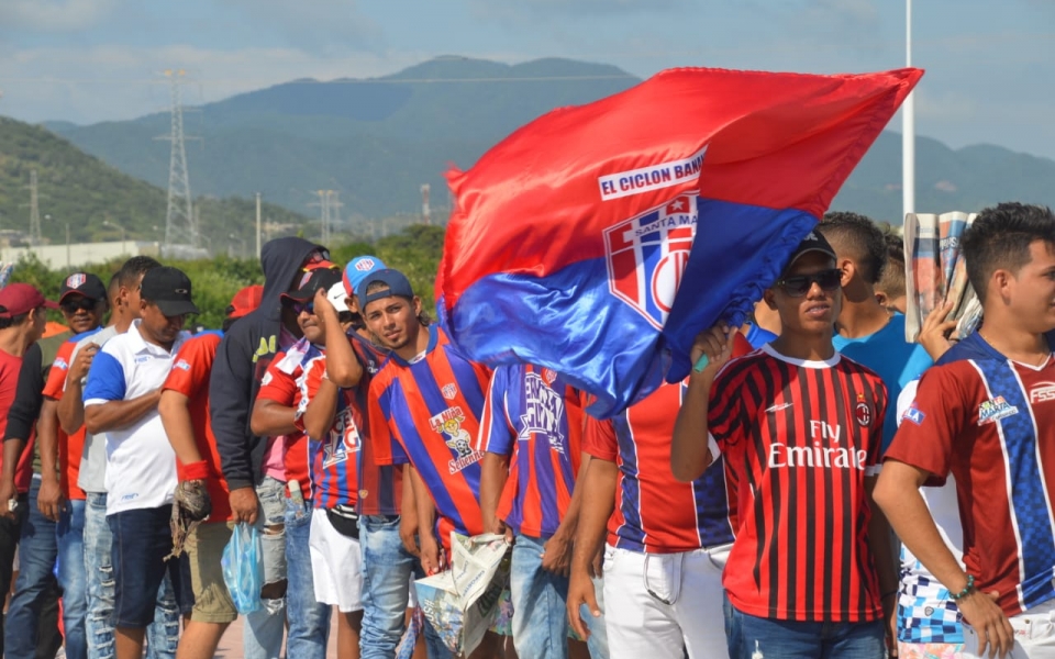 Con buena energía desde el ingreso están los hinchas del Unión.