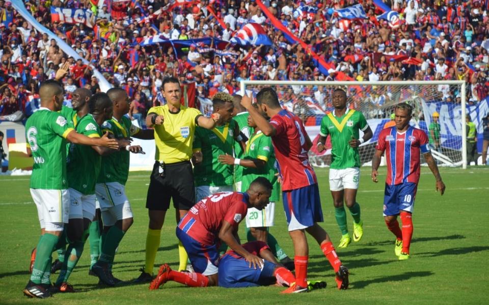 A tan solo dos minutos de juegos el Quindío perdió uno de sus jugadores tras ser expulsado.