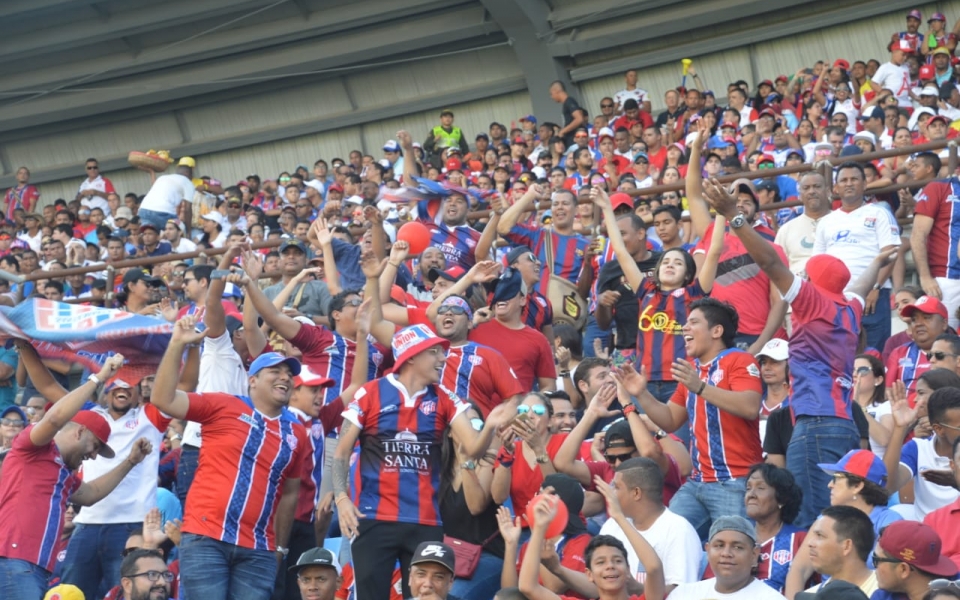 El primer gol del partido fue celebrado por los jugadores.