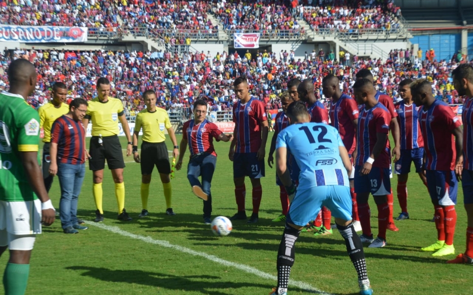 El partido inició con un saque de honor por parte del exalcalde Carlos Caicedo.