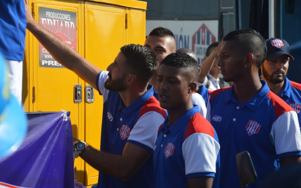 Uno a uno se fueron subiendo los jugadores al camión de Bomberos