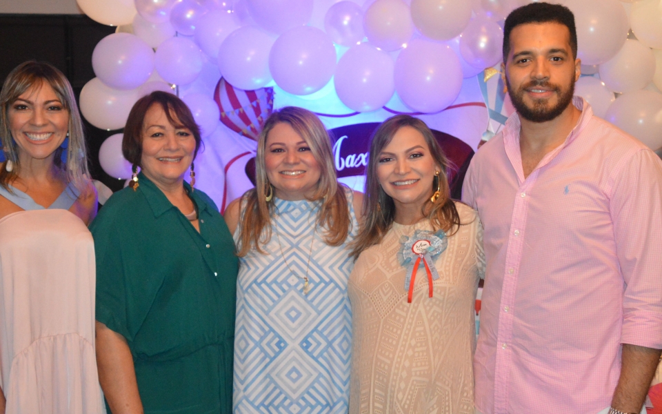 Shirley Suárez, Ana Esmeral, Irene Suárez, Ana María Suárez y Carlos Enrique Martínez