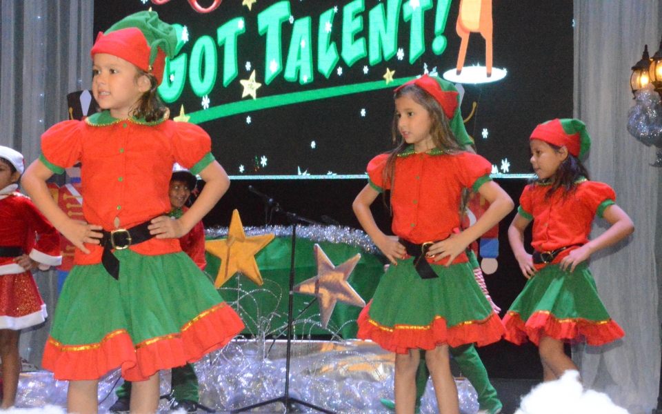 Niñas talentosas en el show de Navidad