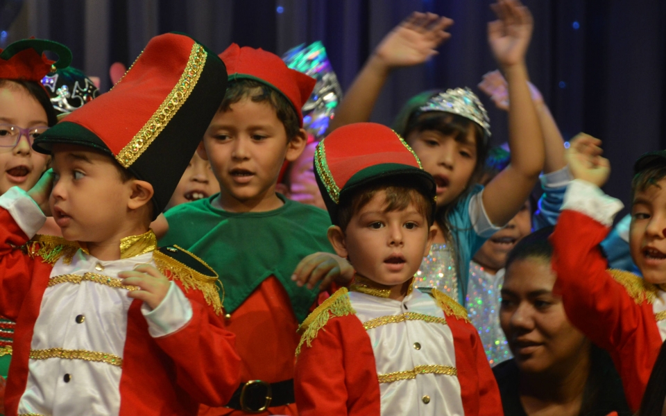 Muy alegres se les  vio a los niños durante las presentaciones