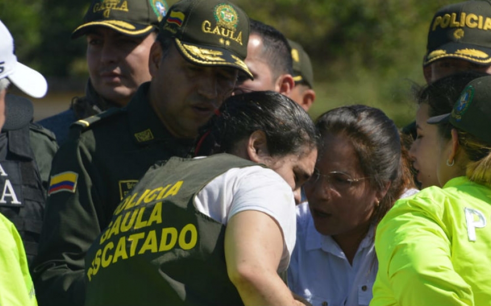 Melissa siendo atendida por personal medico 