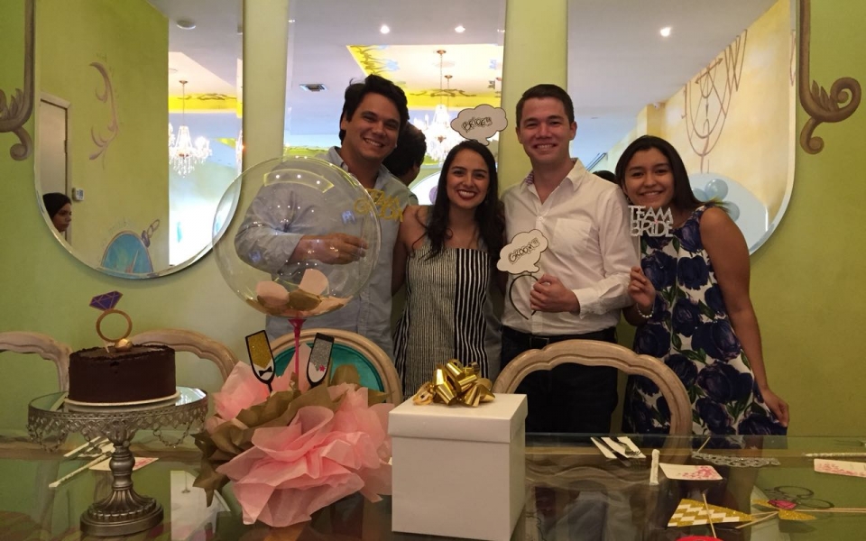 Carlos Bornacelli Márquez (izq) y Alejandra De Luque Pisciotti (der), con los novios. 