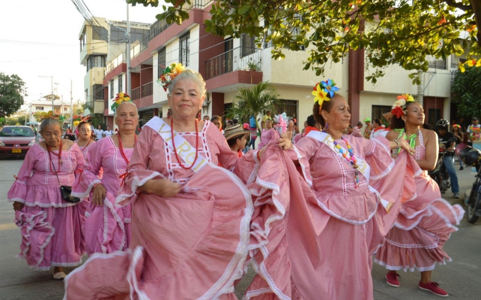 Abuelitas se lucieron durante el trayecto, y alegraron a la comunidad con su baile.