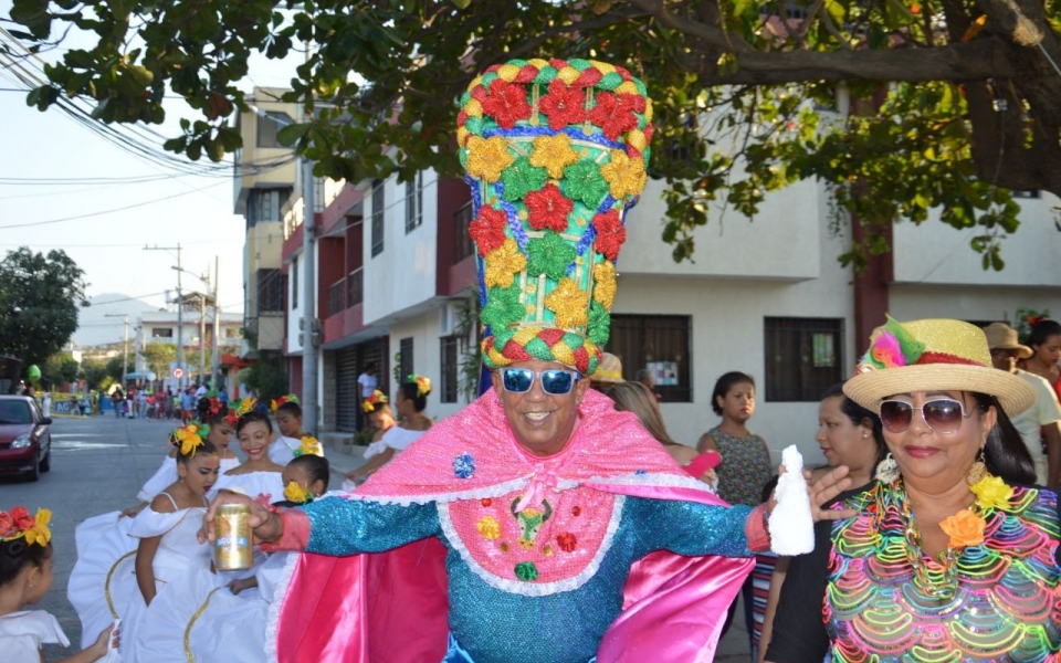 El Rey Momo del Carnaval de Mamatoco puso a bailar a los asistentes.