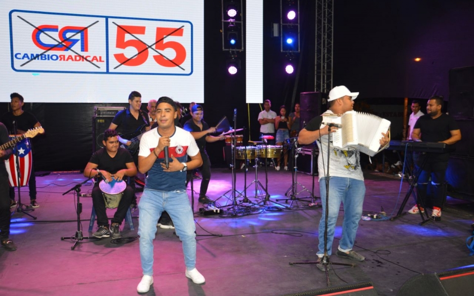 Óscar Mejía | Seguimiento.co El conjunto vallenato de Héctor Julio Pabón y Carlos Castro, entre quienes amenizaron la fiesta del cierre.