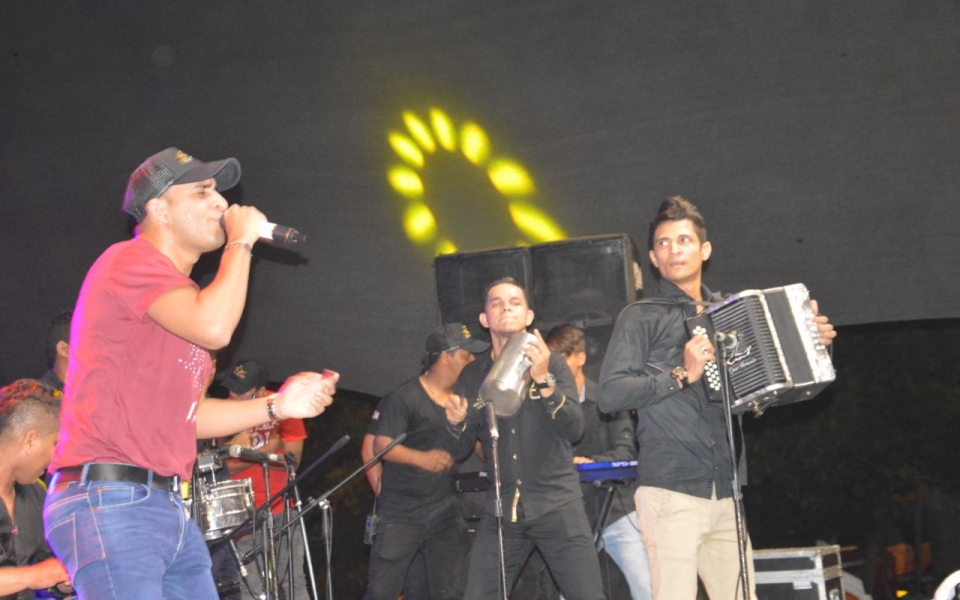 Óscar Mejía | Seguimiento.co Farid Leonardo Ortiz, hijo del Rey de los Pueblos, en su show en el escenario.