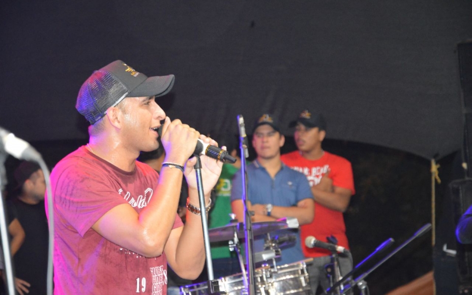 Óscar Mejía | Seguimiento.co} Farid Leonardo Ortiz, hijo del Rey de los Pueblos, en su show en el escenario.