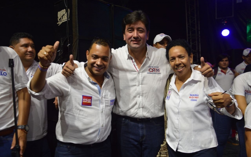 Óscar Mejía | Seguimiento.co Fabián Castillo (centro) con Carlos Mario Farelo (izq) y María Mojica (der).