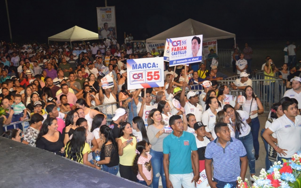 Óscar Mejía | Seguimiento.co Miles de personas asistieron a la presentación de cierre del candidato al Senado.
