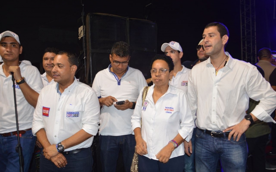 Óscar Mejía | Seguimiento.co Castillo estuvo acompañado por su jefe político Luis Miguel Cotes (der) y la lista a la Cámara.